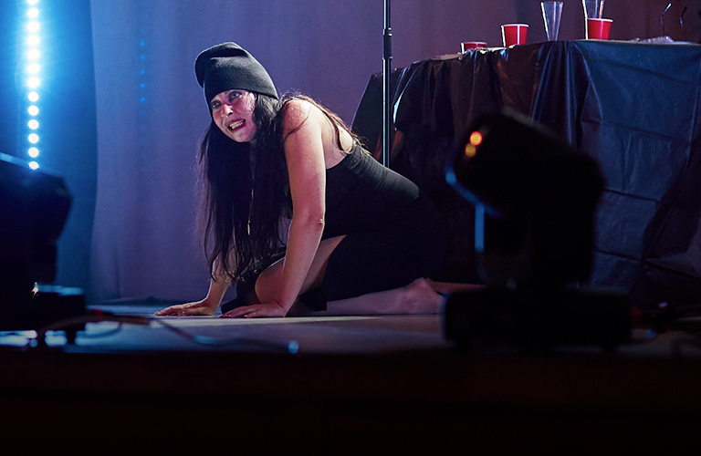 Час отчаяния на грани помешательства, а потом освобождение. «Человеческий голос» Валерии Емельяновой