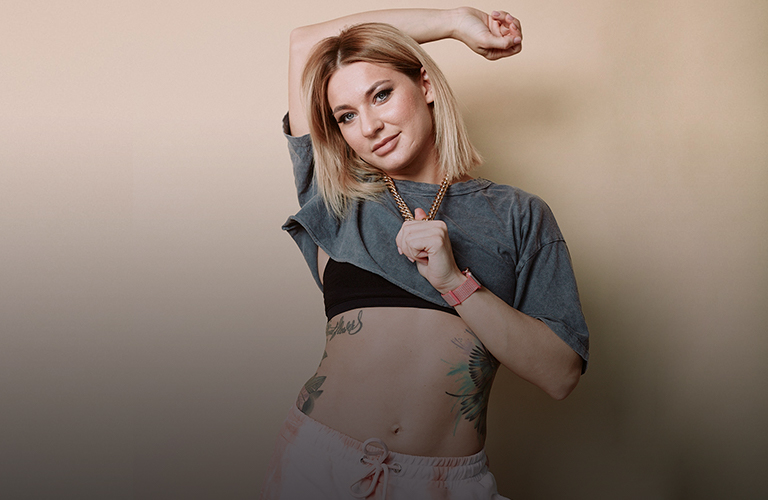 Мини, кроп-топы и «пожизненные» аксессуары: стиль тверк-дивы Юлии Вишни