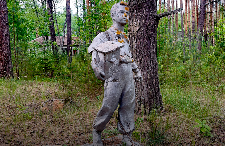 С эффектными скульптурами и ностальгическим вайбом. Пара летних лагерей, где время остановилось