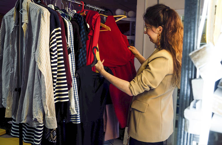 Одеться со стилистом и подстричься: гаражная распродажа нового формата