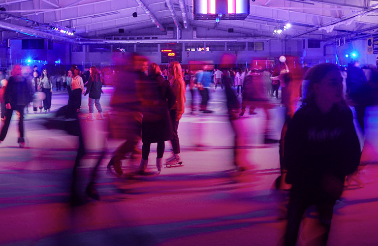 Кто сессию сдал, тот на дискотеке зажигал. Во Владимире прошла неоновая вечеринка на льду