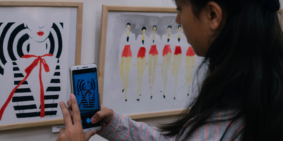 Открыла первую персональную выставку и поработала на вечеринке у Артемия Лебедева