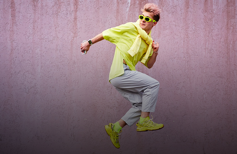 Очки Versace за 16 тысяч и коллекция побрякушек официанта с волосами цвета «фламинго»