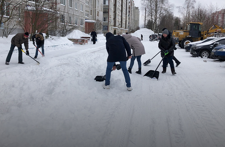 Сила лопаты, помоги! В области разгребают последствия рекордного снегопада