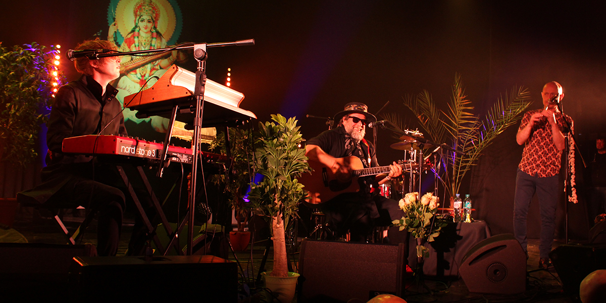 Мантры, пальмы, черепа: концерт Бориса Гребенщикова и группы «Аквариум» во Владимире