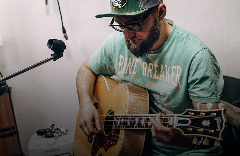 Это не про танцевать и горланить, а про сидеть и слушать. Рецензия на новый альбом «Рекордов»