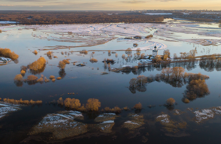 Зима и весна встретились возле Покрова на Нерли: завораживающие кадры разлива в Боголюбово