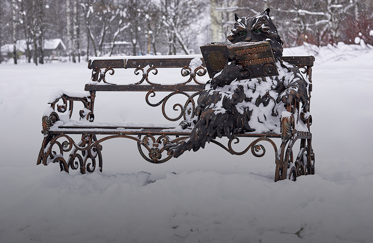 Маскот «Добросельского»: на парковой лавочке поселился кованый «Кот Учёный»