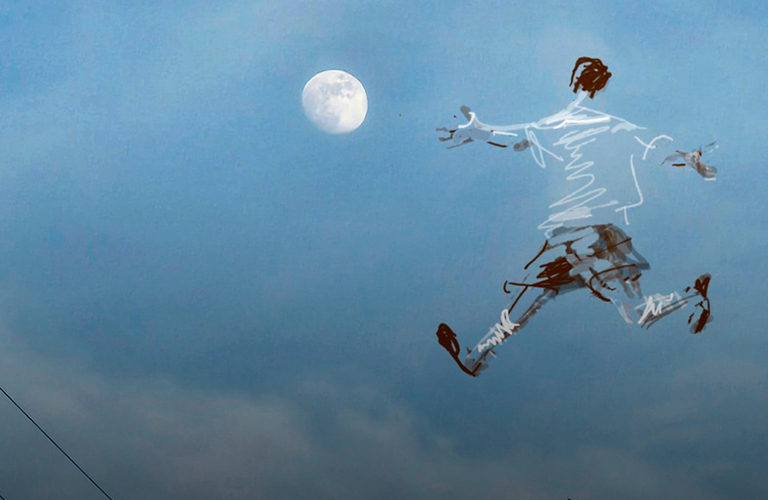 Лицо в деревьях, пара на крыше и другие образы в оживших фотоисториях Татьяны Рычковой