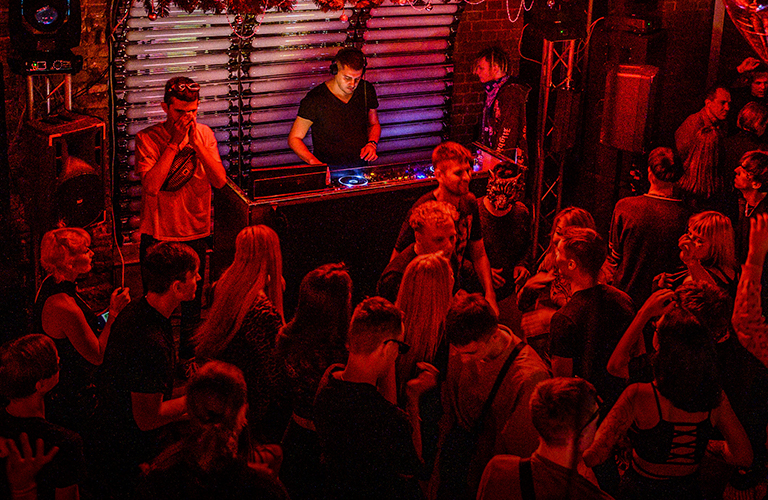 Гипнотический техно-сет. Неоновые танцы январской тусовки от группировки Hexagon