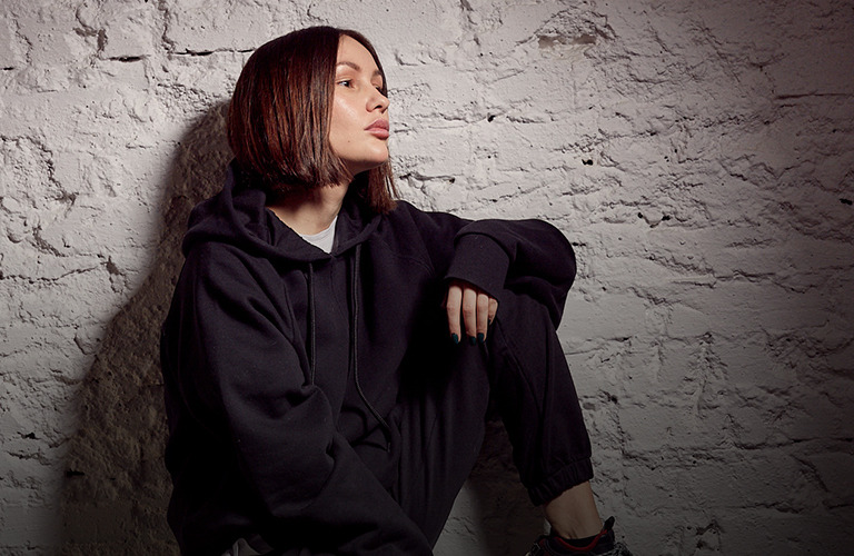 Зазеркальные образы для сцены и уютный оверсайз будней DIY-артиста VALERYKRAVZ