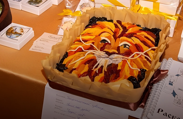 Картина из сухофруктов и монпансье с видами города. Какие владимирские сувениры стали лучшими в этом году?