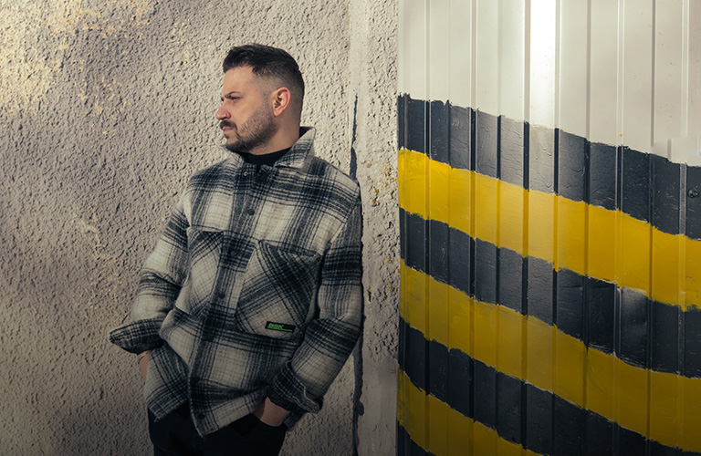 Рок-н-ролльный и минималистичный стиль владимирского барбера