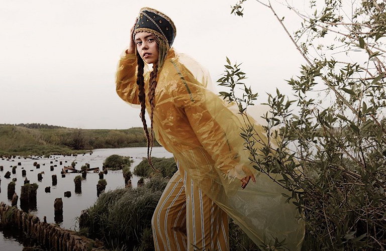 История русского фэшн по-владимирски с кокошниками и дождевиком