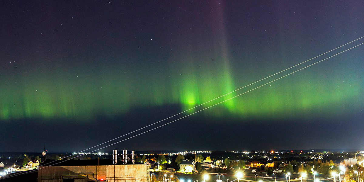 Спецэффекты ночного неба — горизонт Владимира раскрасило удивительно яркое полярное сияние