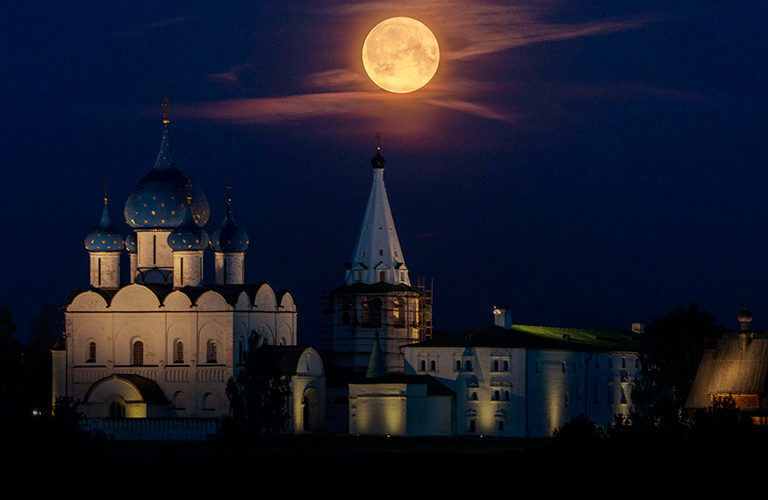 «Голубое суперлуние»: жители региона стали свидетелями редкого астрономического явления
