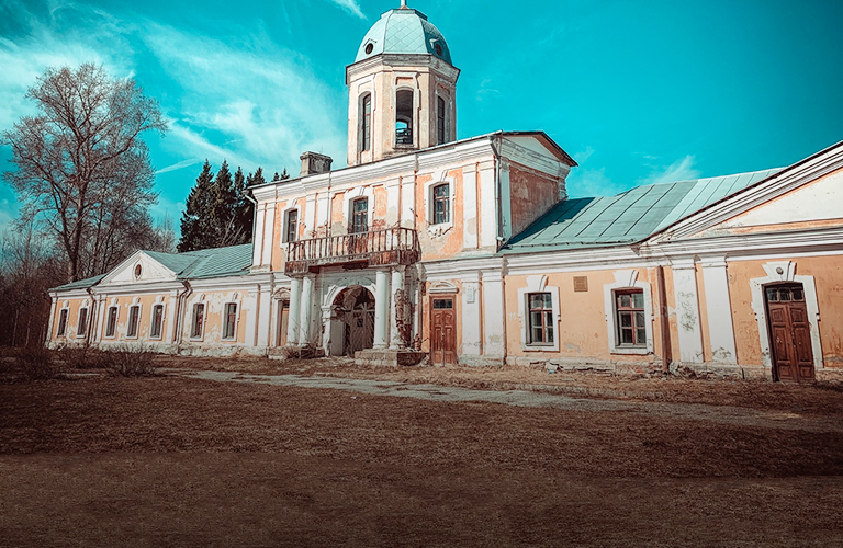 С театром и музыкальным паркетом! Заброшенная усадьба 33-го региона вошла в топ-7 красивейших в стране