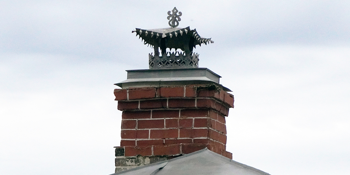 Фигурные, с узорами, в форме домиков — затейливые дымники на зданиях Владимира и не только