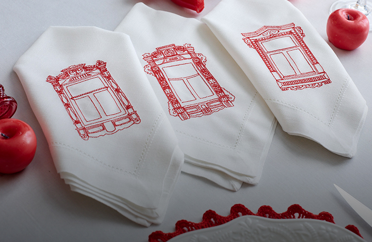 Красное на белом: рукодельница воплотила владимирские наличники в текстильном сувенире