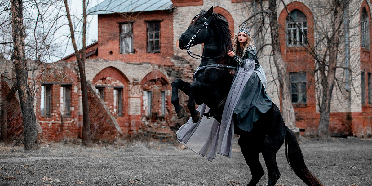 Героиня мрачных сказок на верном скакуне. Фэнтези-съемка возле усадьбы Храповицкого