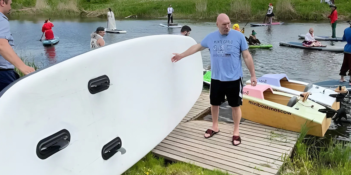 Николай Валуев катался в Суздале на гигантском сапборде, а Агата Муцениеце — на мини-боте