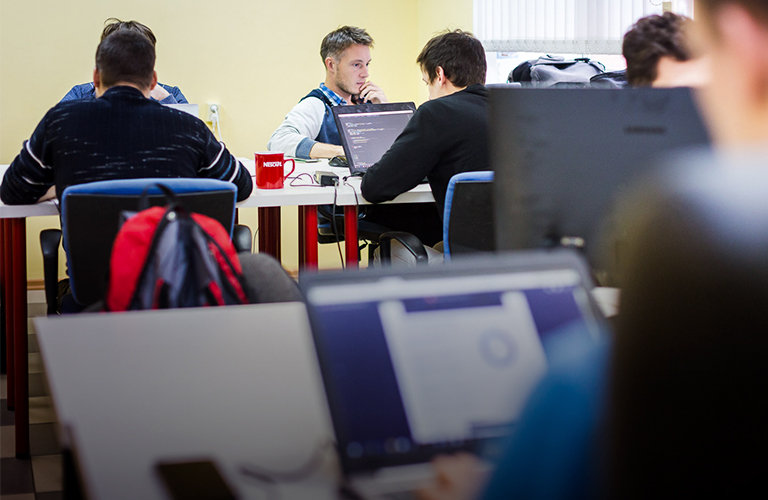 Рейтинг востребованных профессий 2023 года: сколько платят во Владимире?