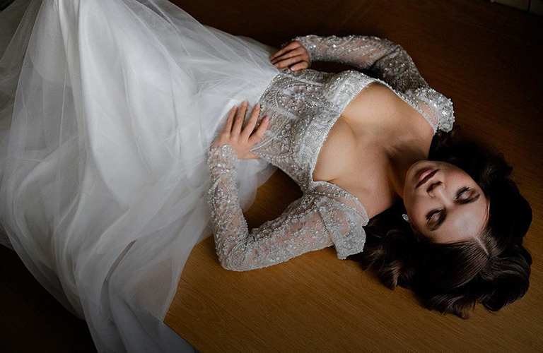 Обзор платьев для смелой невесты. Викторианский винтаж против Голливуда