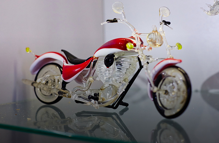 От молекулы до байка. Мастер-стеклодув о своем ремесле и самых оригинальных работах