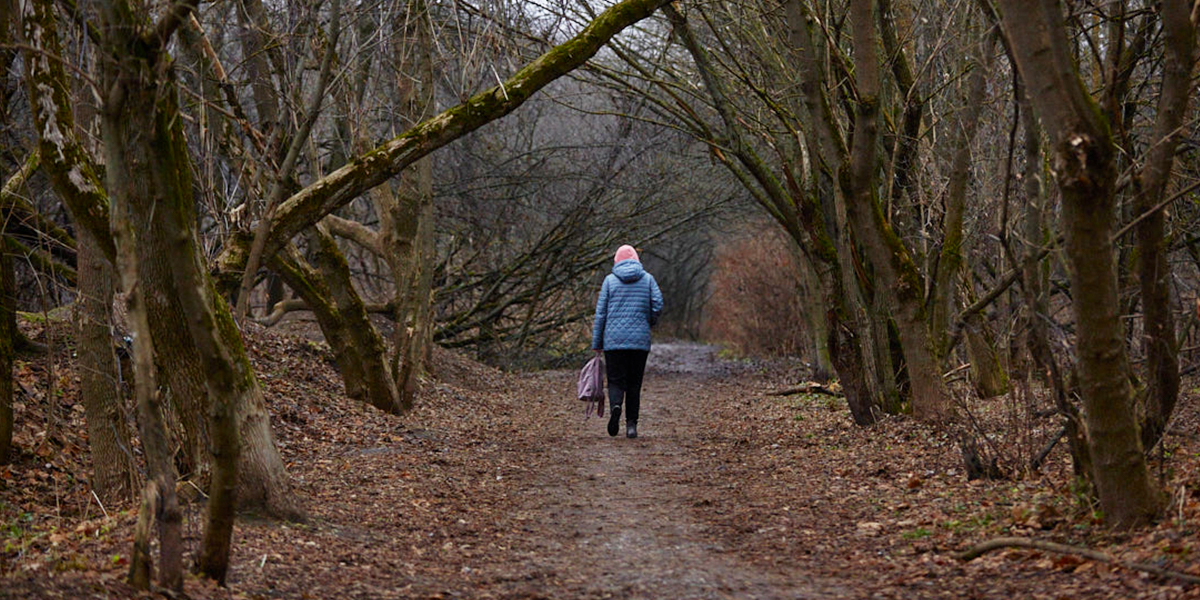 «Белые кресты на стволах — последний шанс сберечь деревья»: эковолонтеры о вырубке садов у ДДюТ