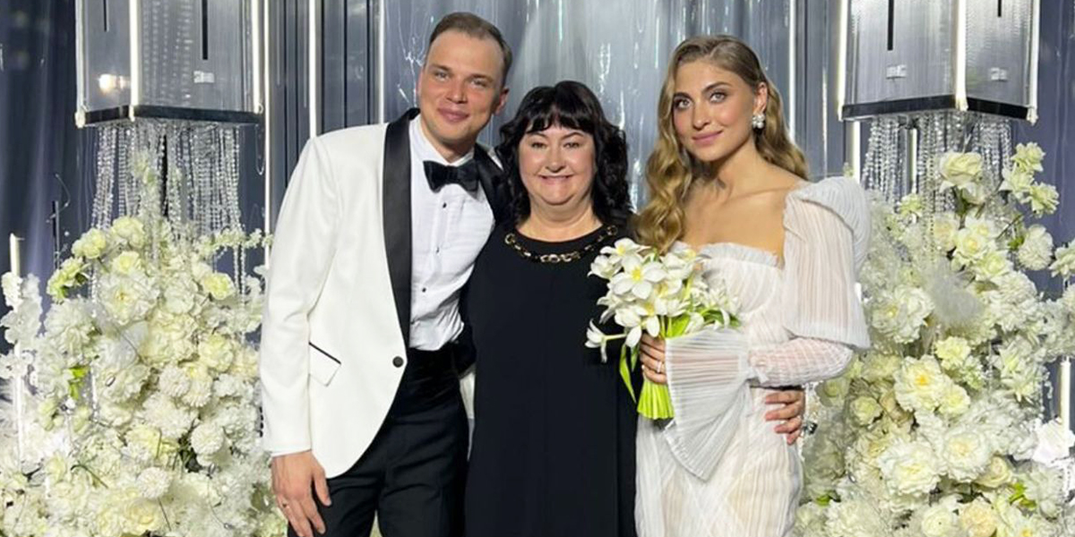 Елена Вяльбе поймала букет невесты на свадьбе муромского лыжника Ивана Якимушкина