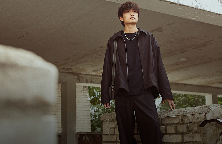 Монохромный кежуал: капсульный гардероб студента-минималиста из Китая