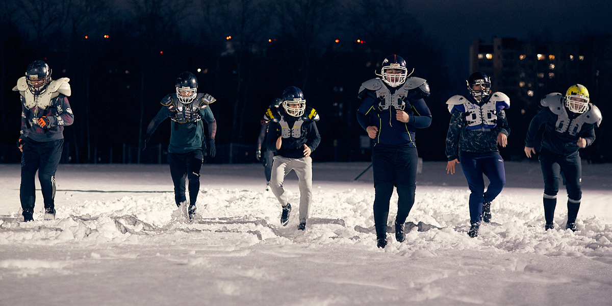 Студенческие развлечения: курс молодого амфутовца и девушки в снегу