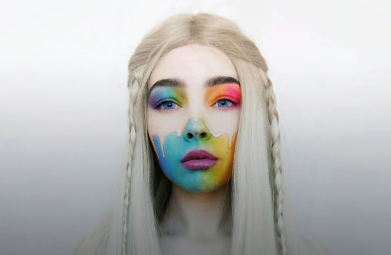 Инопланетянка, кукла и радуга. Смелый боди-арт