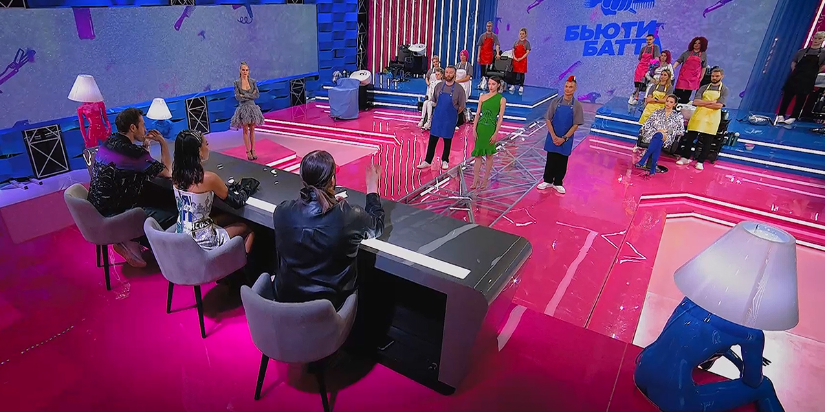 Девушка из будущего! Ковровский парикмахер сделал прическу для выпускницы 2123 года