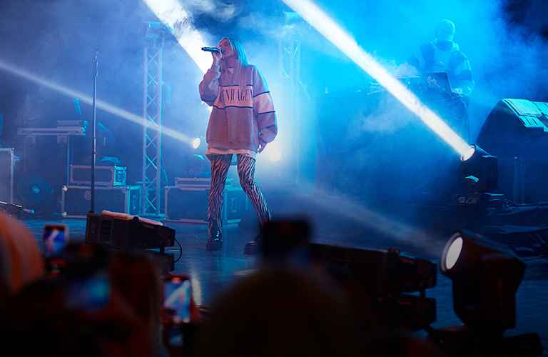 Диджейский сет, импровизация и пронзительные песни на концерте Mary Gu во Владимире