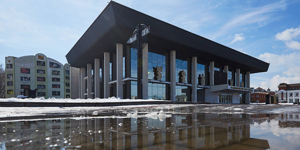 Крупный донат от учителя и онлайн-фестиваль: новости эпохи реставрации драмтеатра