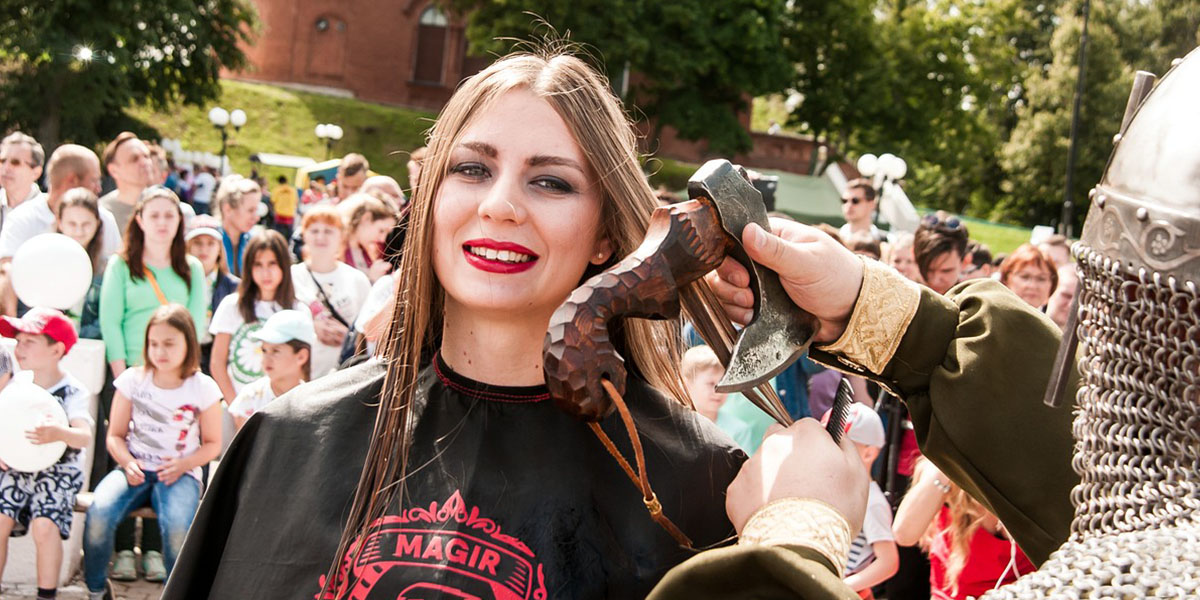 Работники ножа и топора. Владимирцев подстригли экзотическим способом