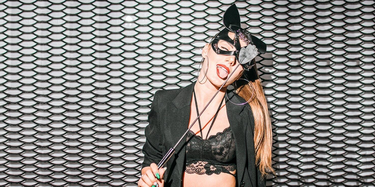 Девушка с плёткой и элегантный маньяк: владимирские тусовщики шумно отметили Хэллоуин
