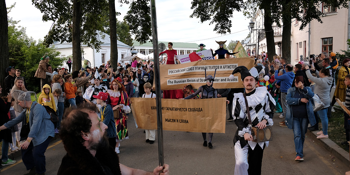 Суздаль превратился в маленькую Венецию. Репортаж с фестиваля уличных театров