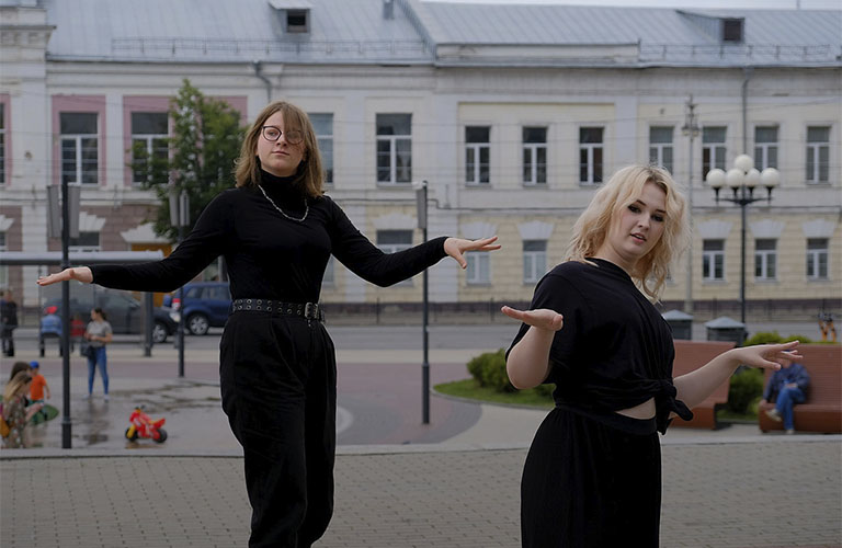 Корейские танцы у фонтана: фанатки BTS устроили флешмоб на Театральной площади