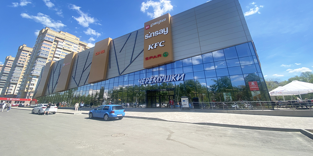 Панорамные окна и современный дизайн. На месте рынка «Факел» открылся новый торговый центр