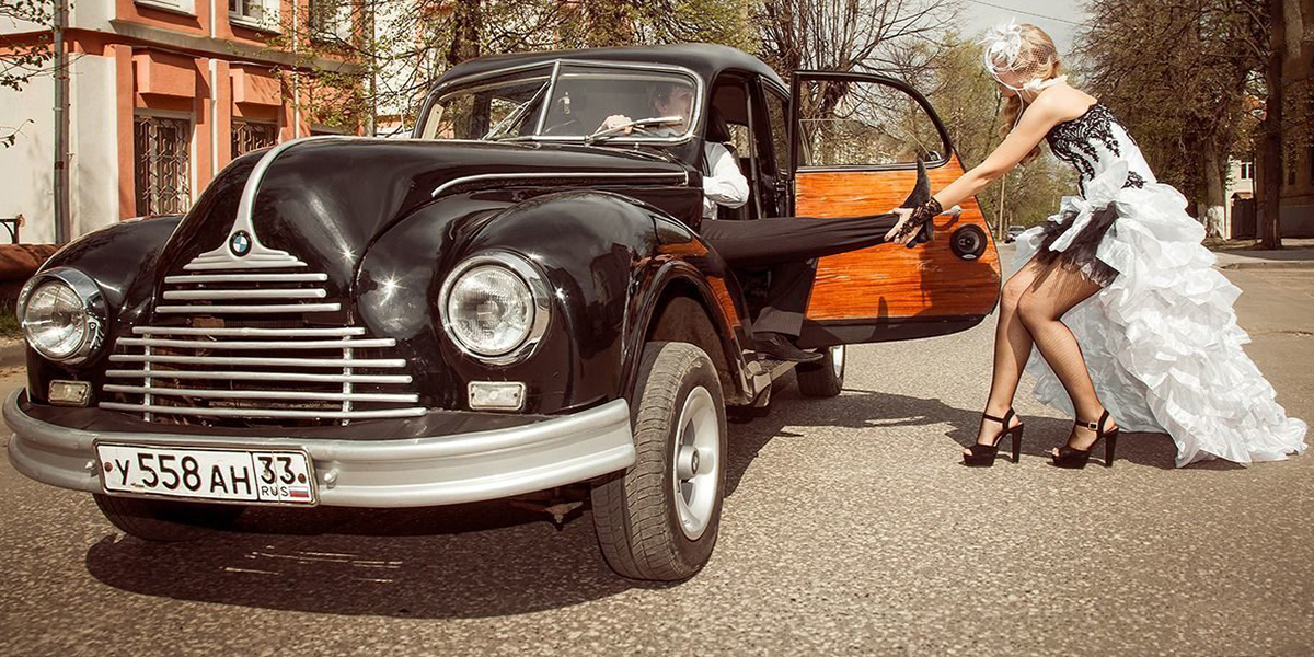 Розовый Cadillac на обочине, раритетный BMW на дороге и Lamborghini в кювете