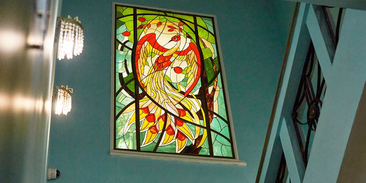 Жар-птица, замки и герои сказок. Хрупкое изящество владимирских витражей