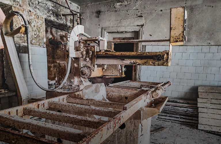 Заброшка на Дюках: покинутый цех с камнерезными станками