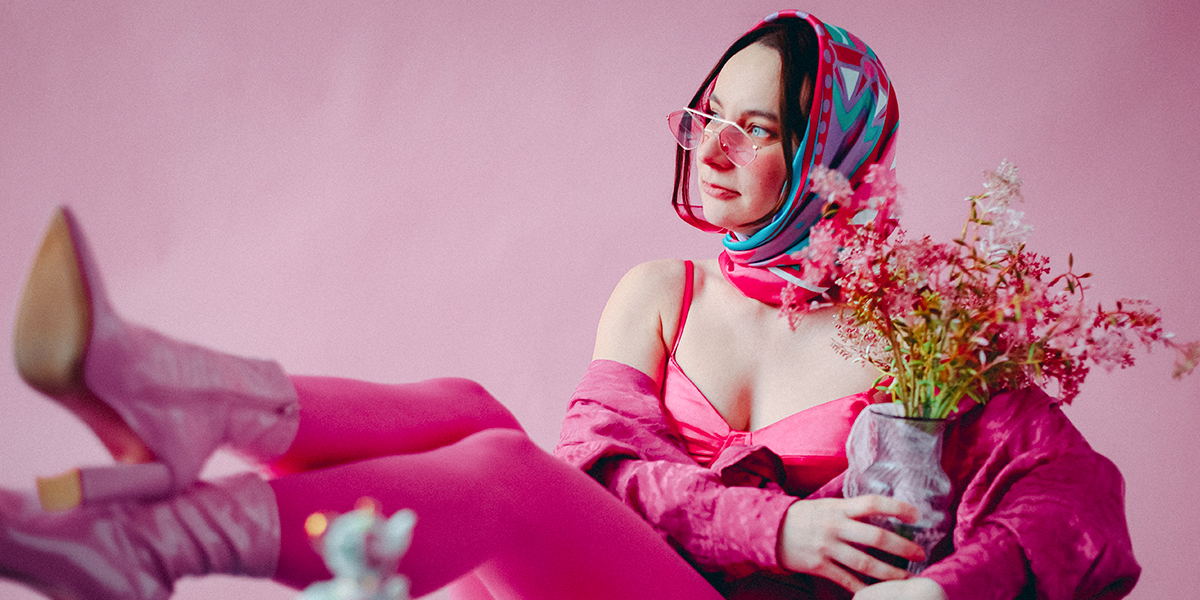 Цветной перформанс или классика с тюльпанами? Фотоистории, окрыленные весной