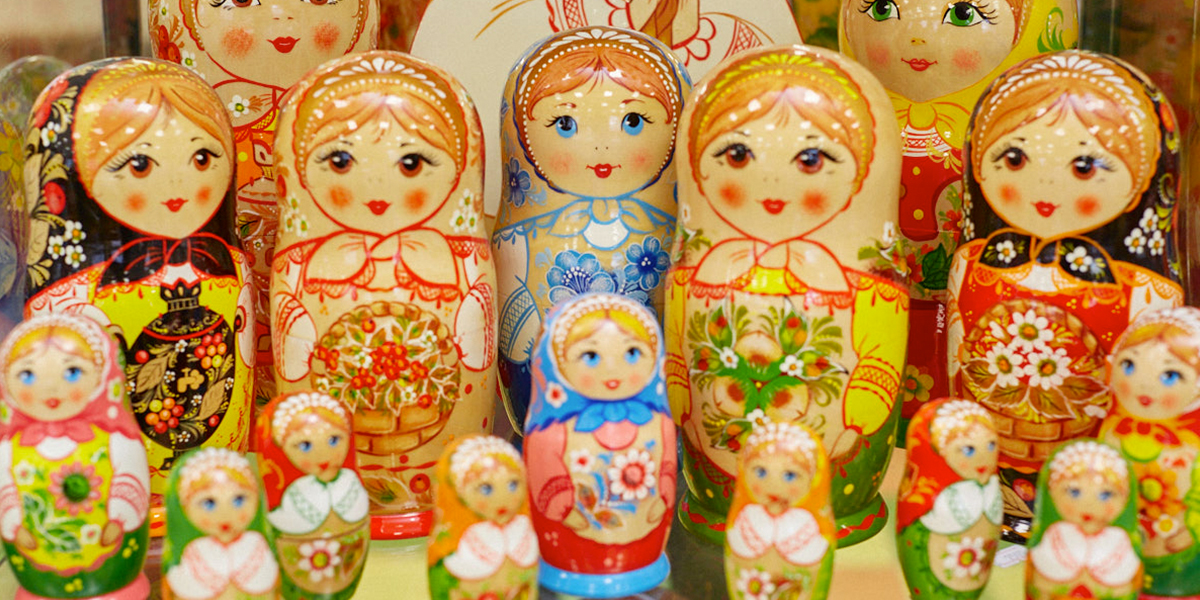 Суздальские мастера готовятся расписать большую матрешку из пятидесяти частей