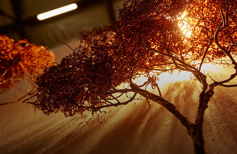 Осенний лес владимирского скульптора – листва из стальной стружки и «Живая вода»