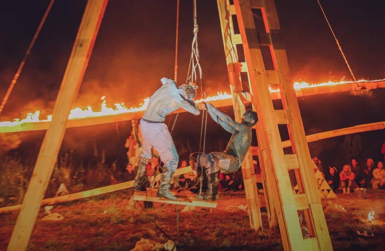 Своя атмосфера. 100 человек за 6 дней создали 24-часовой спектакль-поход