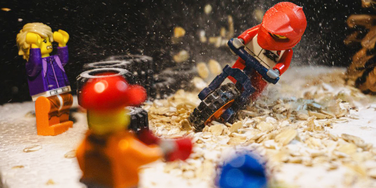 Кухонный дрифт и битвы на мечах: динамичные сцены с игрушками Lego и Hot Wheels