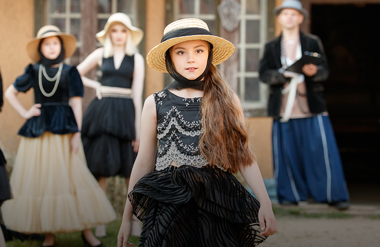 Французский стиль в декорациях вестерна – владимирские модели на столичном показе